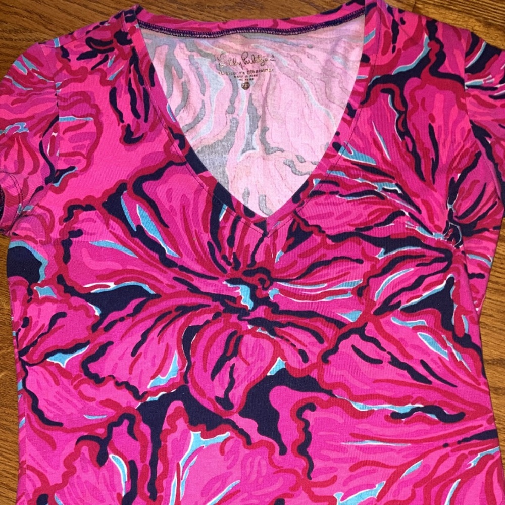 Lilly Pulitzer V neck tee shirt size XXS